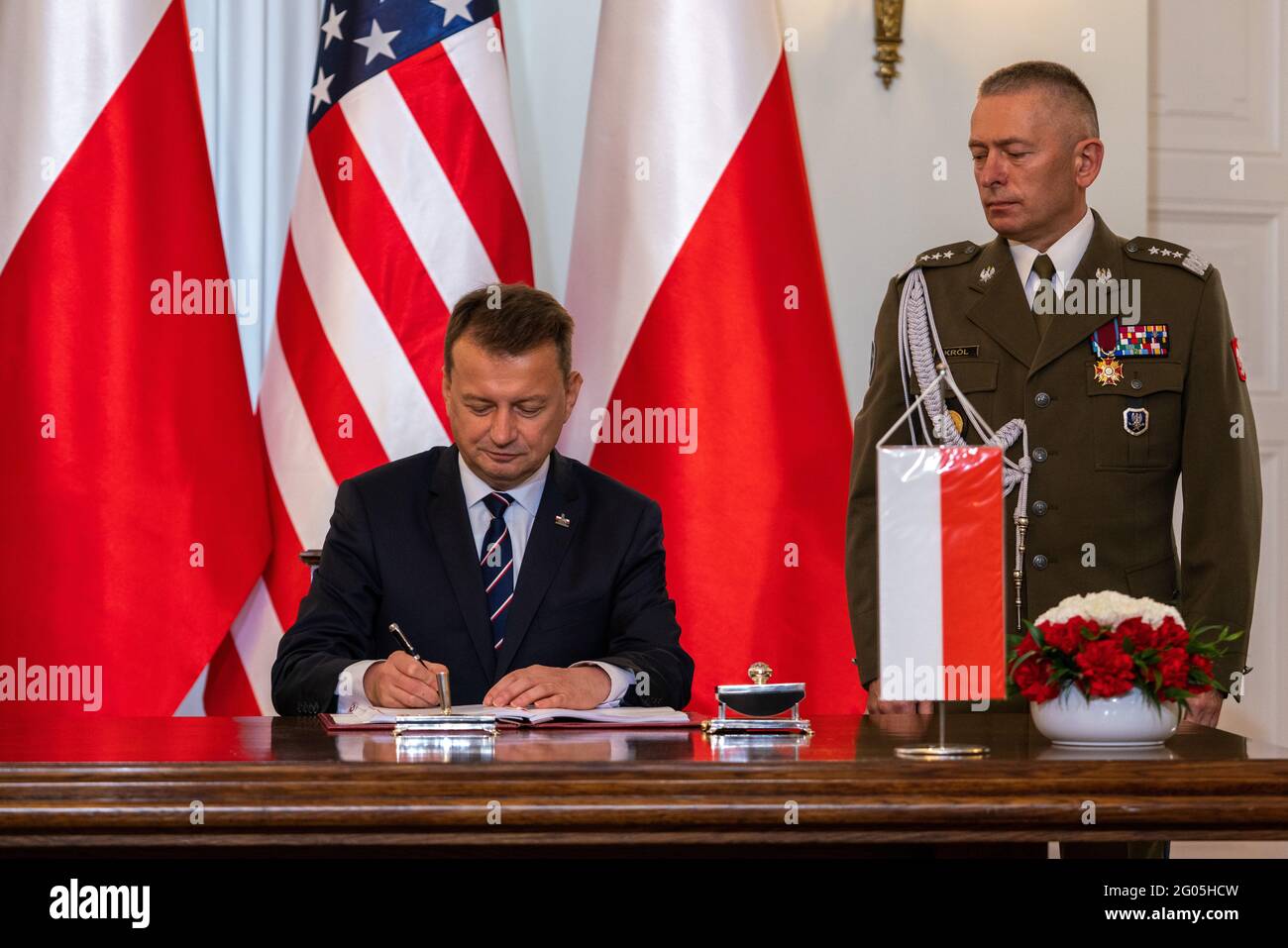 Le secrétaire d'État Michael R. Pompeo participe à une cérémonie de signature d'un accord de coopération renforcée entre les États-Unis et la Pologne avec le président polonais Andrzej Duda et le ministre polonais de la Défense nationale Mariusz Błaszczak, à Varsovie, en Pologne, le 15 août 2020 Banque D'Images