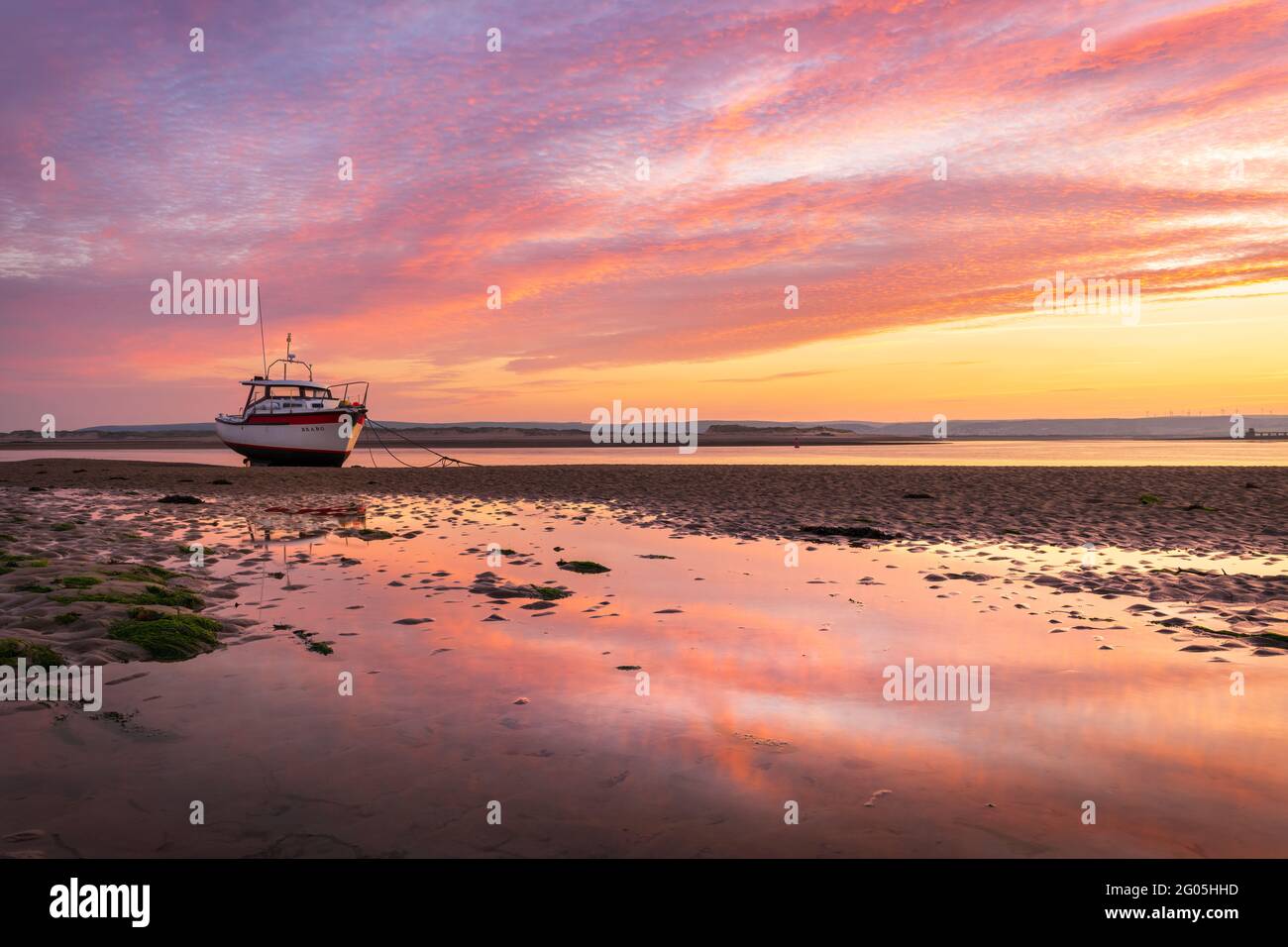 Appledore, North Devon, Angleterre. Mardi 1er juin 2021. Météo Royaume-Uni. Après un week-end de vacances en rive chaud et très animé le long de la côte de North Devon, le premier jour de juin, la tranquillité revient à l'aube au-dessus de l'estuaire de la rivière Torridge à Appledore dans North Devon. Crédit : Terry Mathews/Alay Live News Banque D'Images