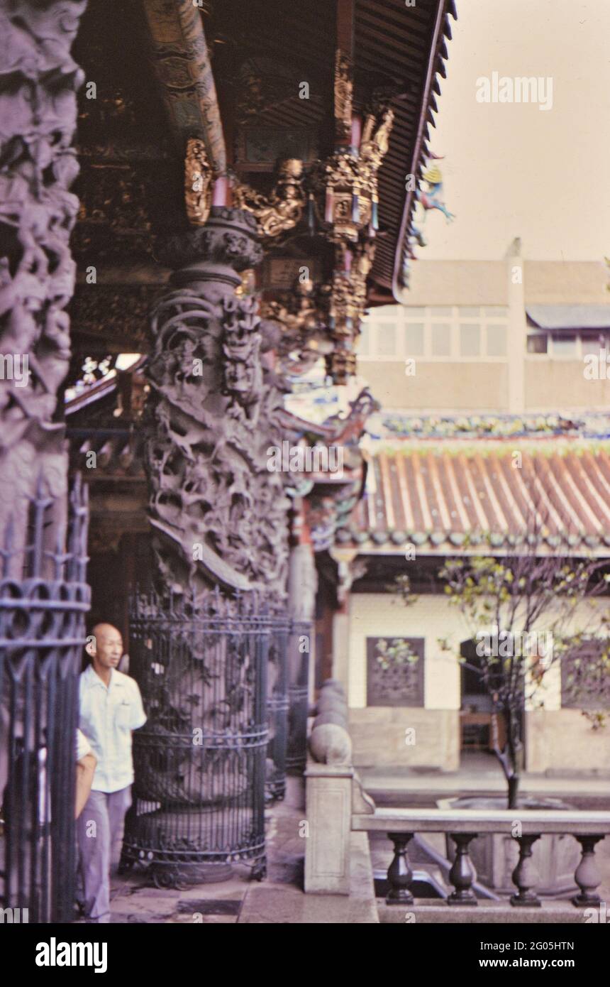 Un homme donne sur les jardins du temple de Lungshan, CA. 1973 Banque D'Images