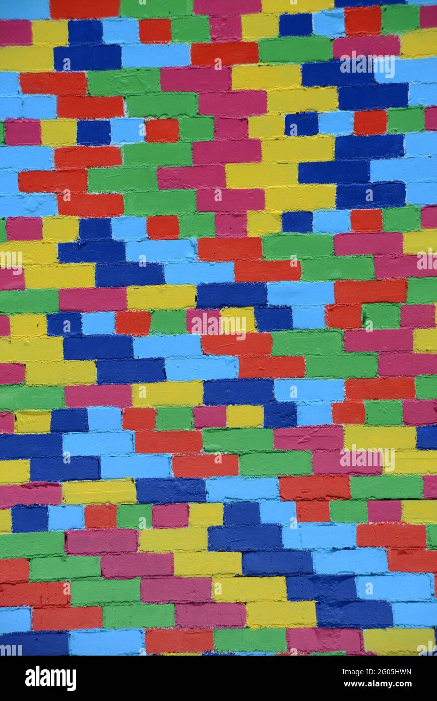 Un nouveau travail de peinture sur un vieux mur de brique crée un arrière-plan texturé coloré Banque D'Images