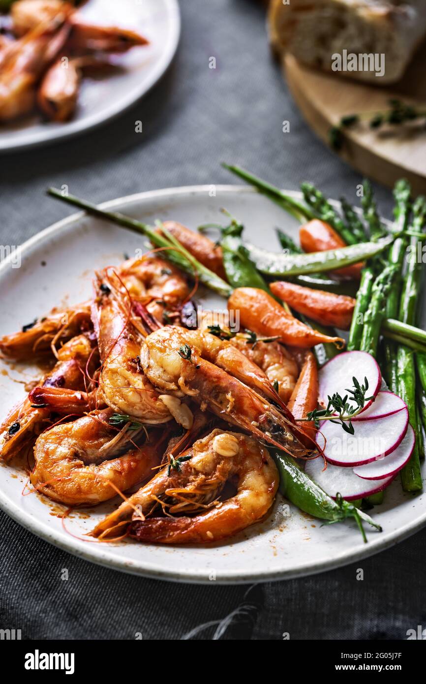 Ail Et Crevettes Aux Herbes Avec Asperges Sautees Carotte Bebe Et Pois Mange Tout Photo Stock Alamy