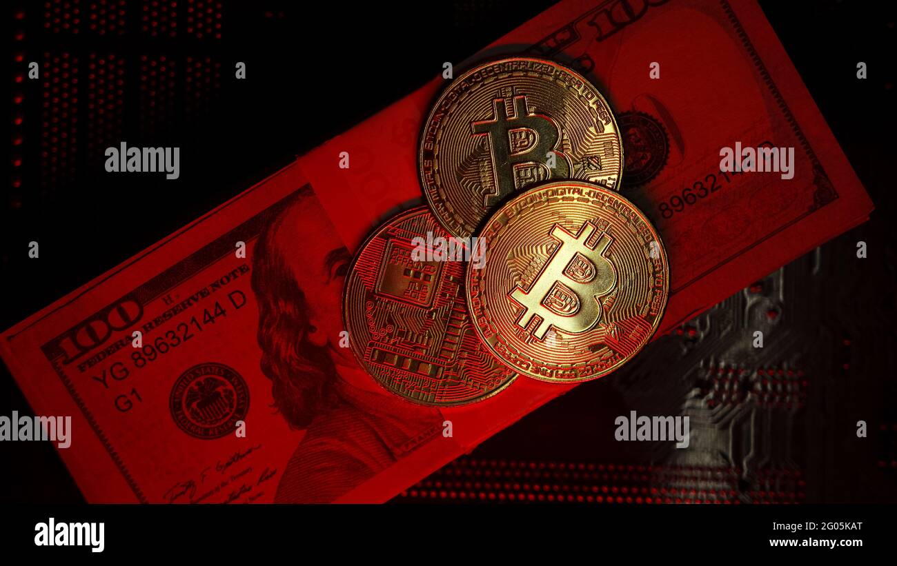 Bitcoin gros plan sur des billets de 100 dollars, vue de dessus de feu rouge, finance et concept crypto Banque D'Images
