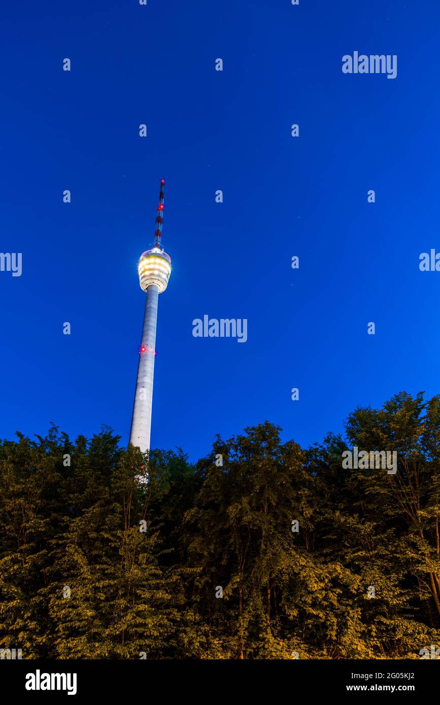 Allemagne, tour de télévision de la ville de stuttgart illuminée de nuit avec un ciel bleu entouré d'arbres, de forêt et de nature dans la zone urbaine Banque D'Images