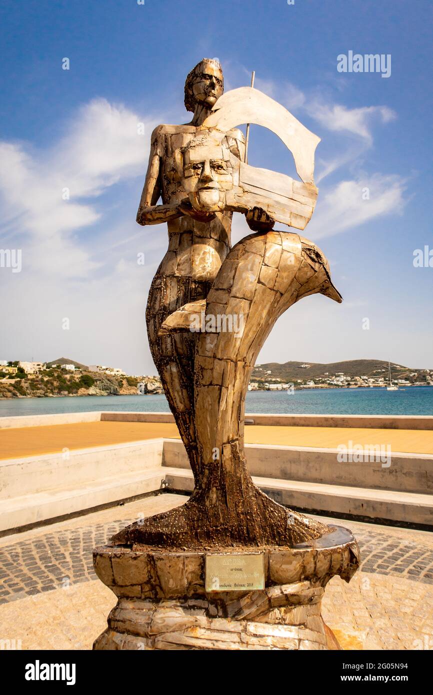FINIKAS, île de Siros, Grèce, 27.05.2019. Sculpture en bronze avec un humain et un dauphin à Finikas Marina. Banque D'Images