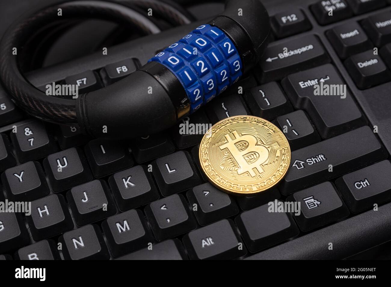 Bitcoin crypto-monnaie avec verrou sur le clavier. Sécurité Bitcoin Banque D'Images