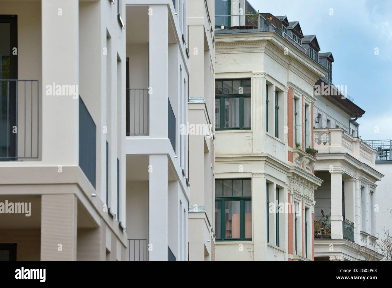 Leipzig, Allemagne. 05e mai 2021. Un écart entre les bâtiments de Leipzig est en cours de fermeture avec un nouveau bâtiment comme une maison d'appartement d'angle directement à côté d'une ancienne maison Gründerzeit historique sur une rue principale. Credit: Volkmar Heinz/dpa-Zentralbild/ZB/dpa/Alay Live News Banque D'Images