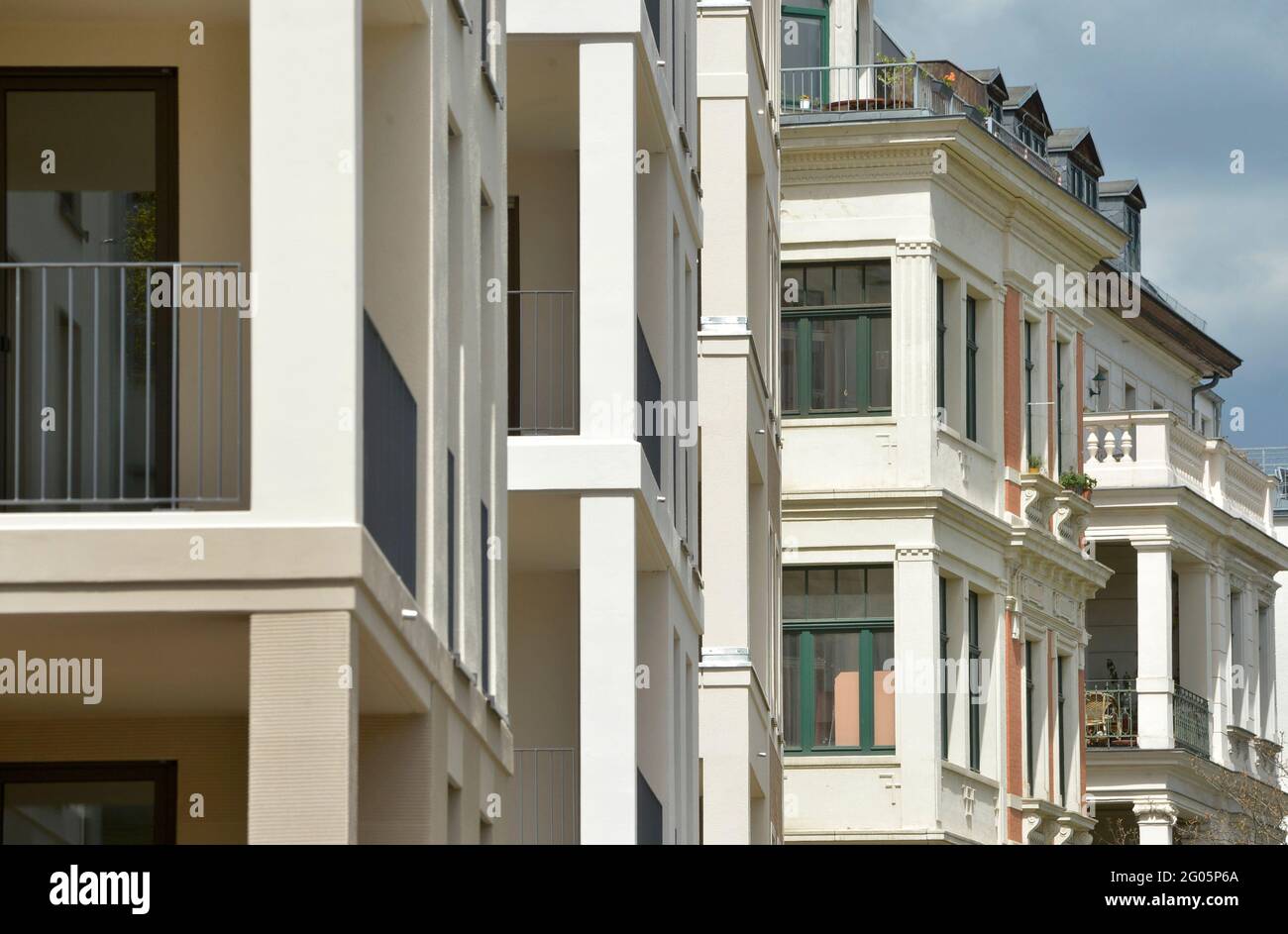 Leipzig, Allemagne. 05e mai 2021. Un écart entre les bâtiments de Leipzig est en cours de fermeture avec un nouveau bâtiment comme une maison d'appartement d'angle directement à côté d'une ancienne maison Gründerzeit historique sur une rue principale. Credit: Volkmar Heinz/dpa-Zentralbild/ZB/dpa/Alay Live News Banque D'Images