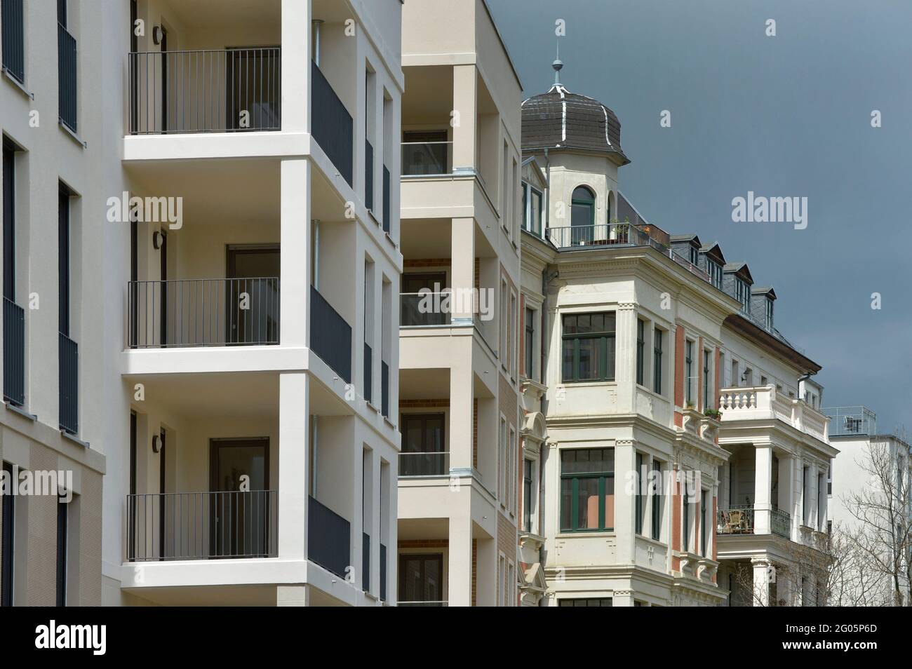 Leipzig, Allemagne. 05e mai 2021. Un écart entre les bâtiments de Leipzig est en cours de fermeture avec un nouveau bâtiment comme une maison d'appartement d'angle directement à côté d'une ancienne maison Gründerzeit historique sur une rue principale. Credit: Volkmar Heinz/dpa-Zentralbild/ZB/dpa/Alay Live News Banque D'Images