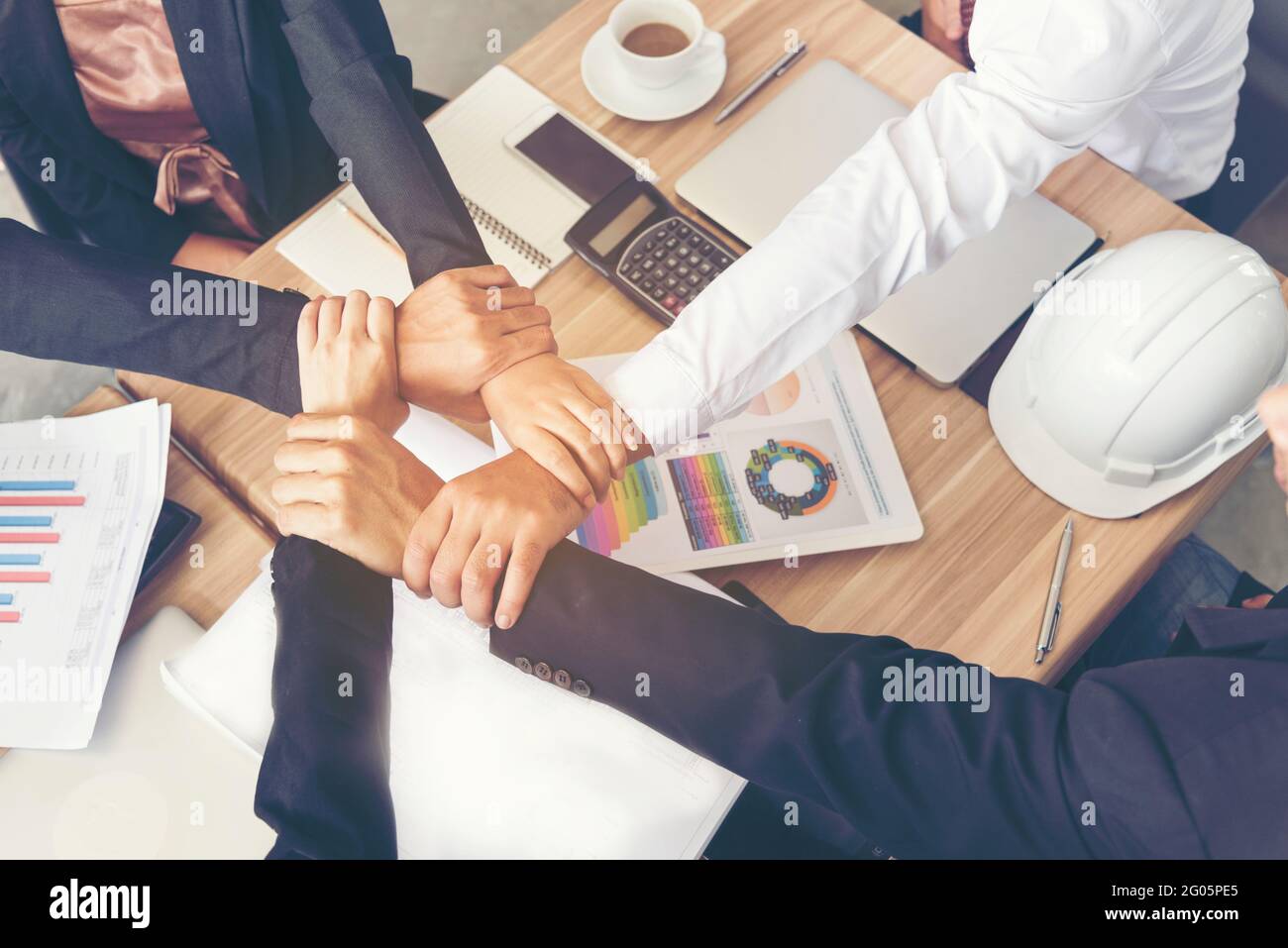 Groupe de personnes avec succès la diversité fist bump partenariat de mains pour pouvoir afficher et équipes unifiées dans Office. La confiance dans le travail d'équipe d'affaires p Banque D'Images