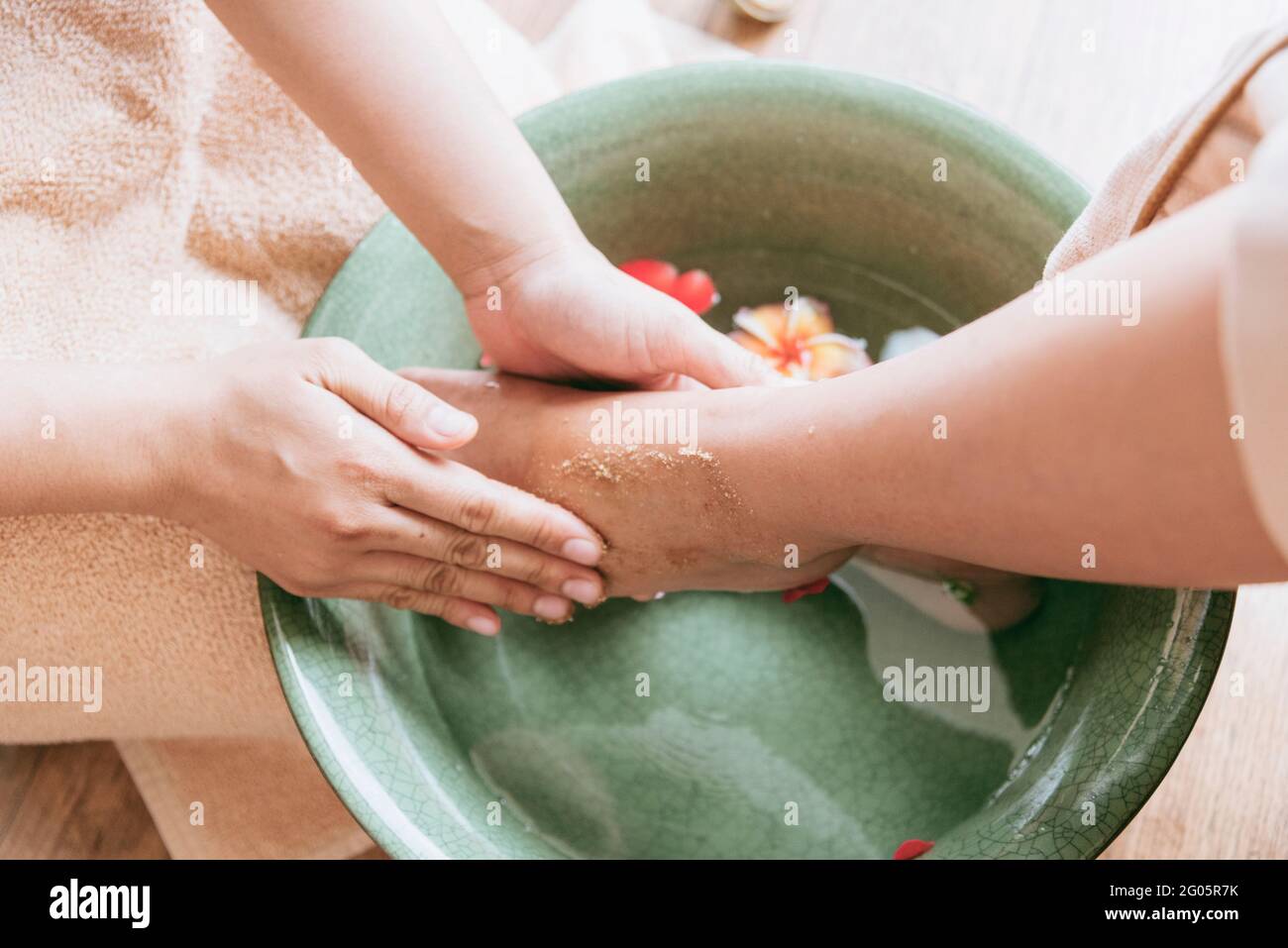 Massage des pieds au spa. Détendez-vous avec le masseur-thérapeute, les mains proches du centre de massage des pieds. Banque D'Images