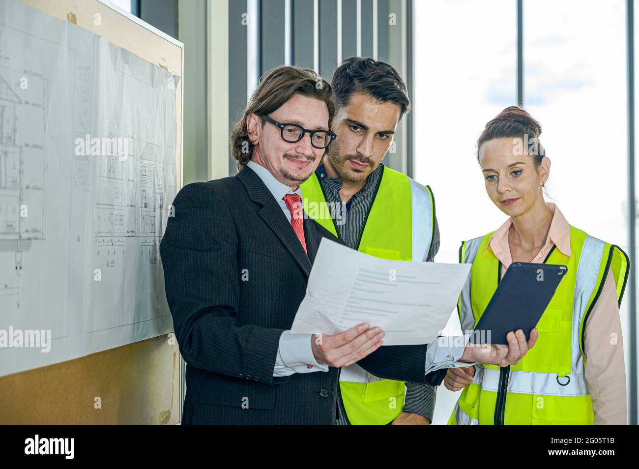 Réunion de travail d'équipe d'ingénieurs caucasiens pour le projet de planification. Corporation créativité personnes. Banque D'Images