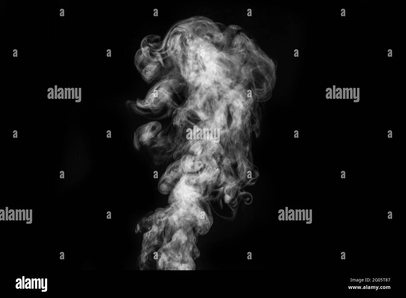 Vapeur ou fumée blanche et mystique parfaite isolée sur fond noir. Flou de fond abstrait ou smog, élément de conception, mise en page pour collages. Banque D'Images