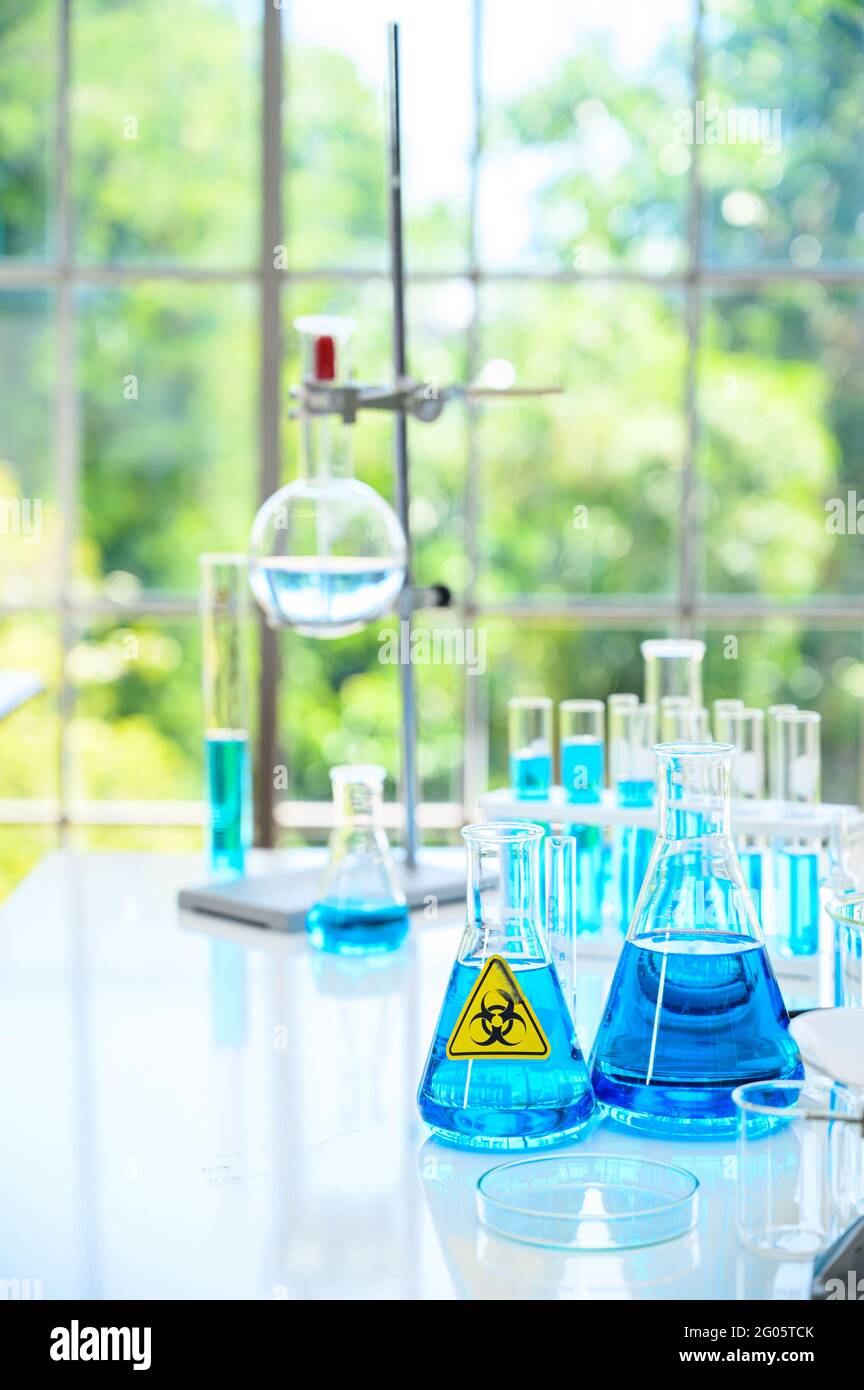 Équipement de laboratoire avec liquide bleu à l'intérieur du statif sur la table au laboratoire. Concept d'équipement scientifique. Banque D'Images