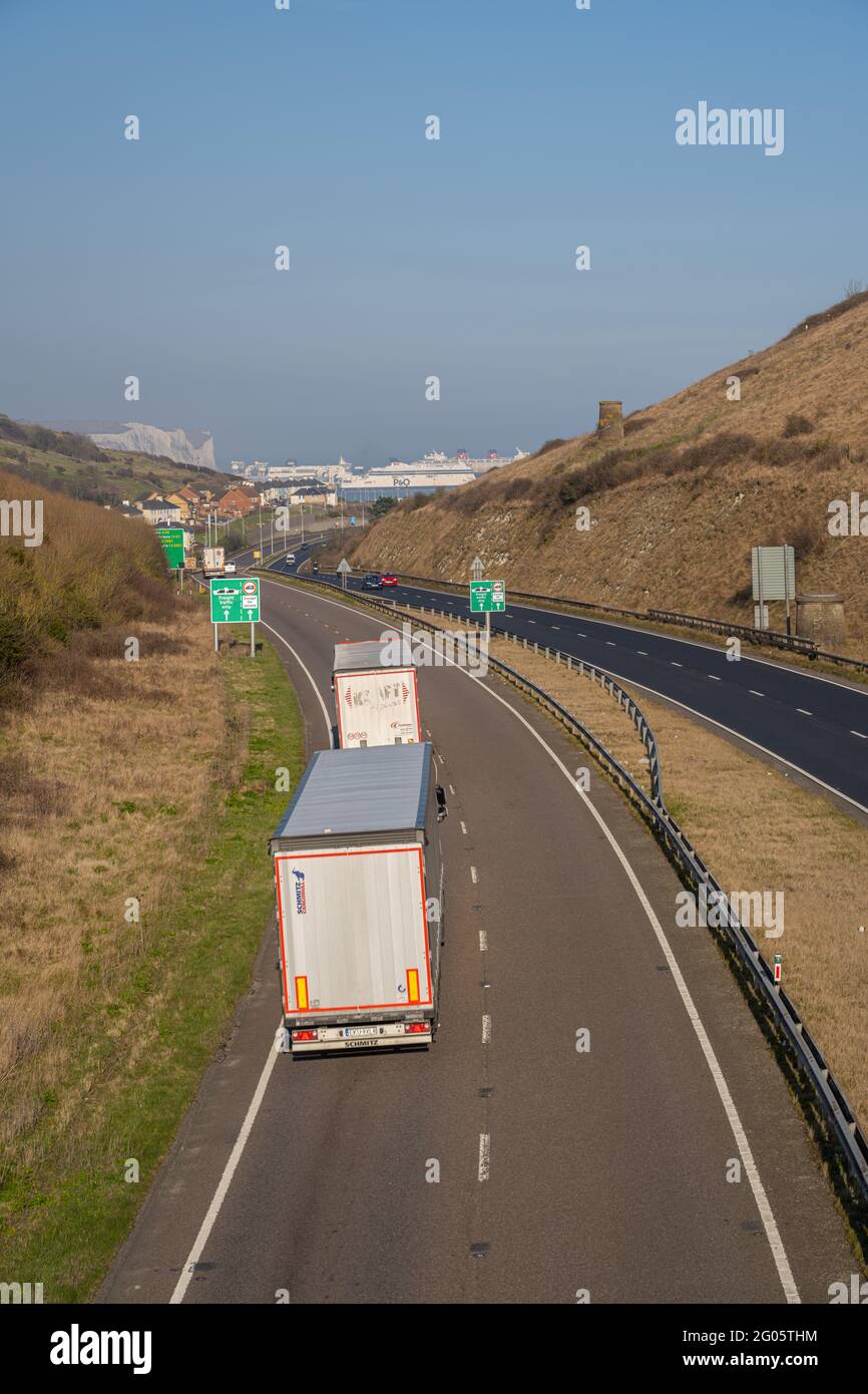 Camions descendant de l'A20 dans le Kent en direction de Douvres et de la traversée de Channel Ferries Banque D'Images