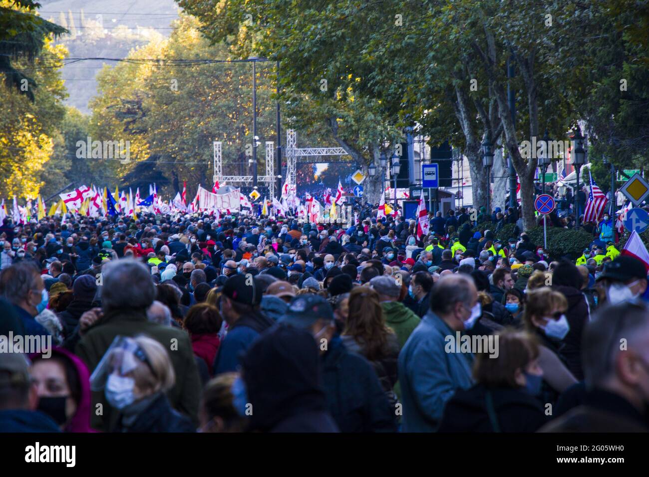 TBILISSI, GÉORGIE - 09 novembre 2020 : manifestations géorgiennes devant le Parlement géorgien, manifestations antigouvernementales après les élections. Les gens avec medic Banque D'Images