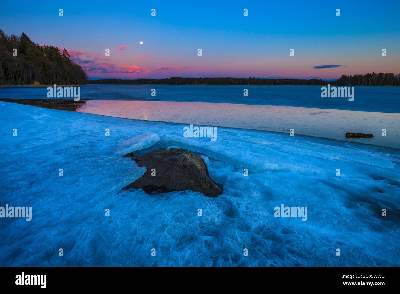 Hiver soir lumière avec ciel coloré à Årvold dans le lac Vansjø, Østfold, Norvège, Scandinavie. Banque D'Images