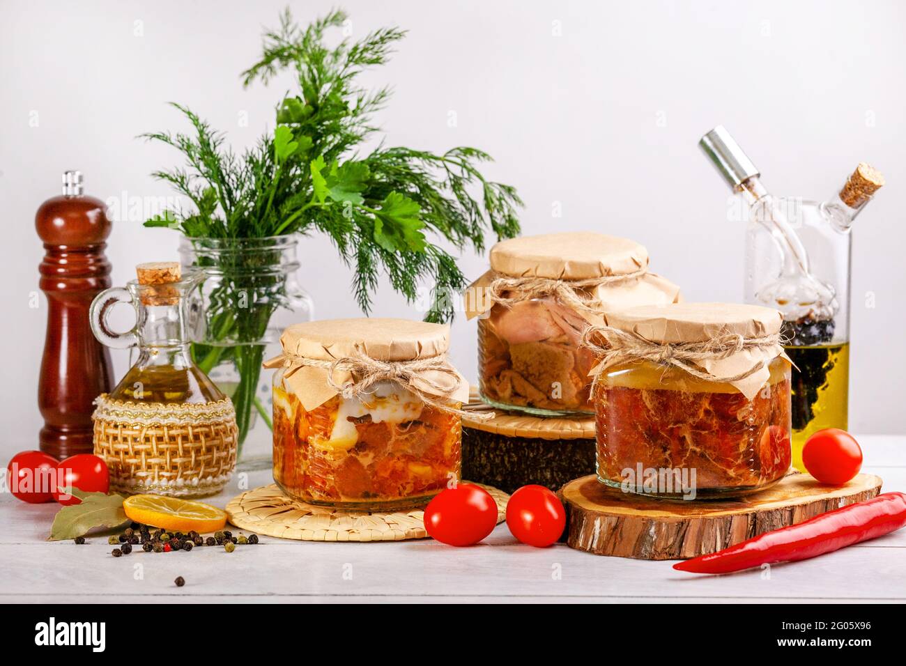 Bocaux en verre avec viande maison en conserve de volaille de ferme-oie,  canard, poulet Photo Stock - Alamy