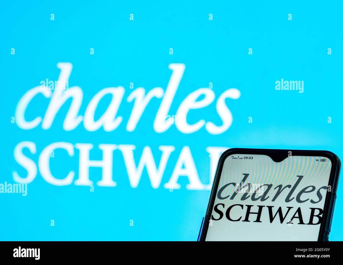 Sur cette photo, le logo de Charles Schwab Corporation est affiché sur un smartphone Banque D'Images