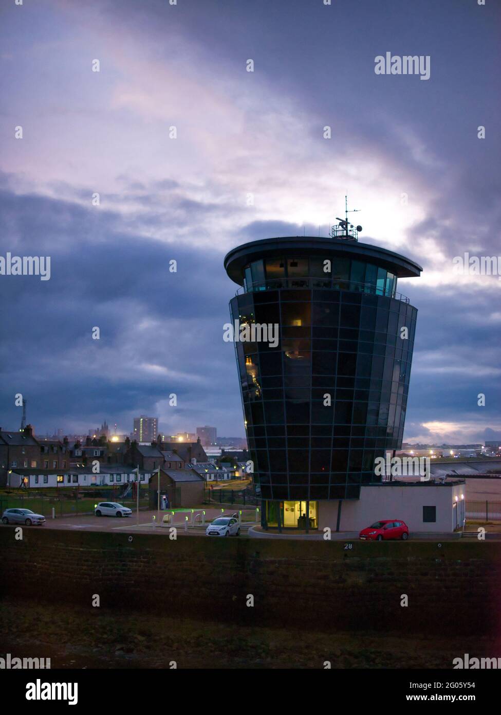 Conçu par SMC Parr Architects, le bâtiment en verre du centre des opérations maritimes du port d'Aberdeen en Écosse, au Royaume-Uni - pris au crépuscule. Banque D'Images