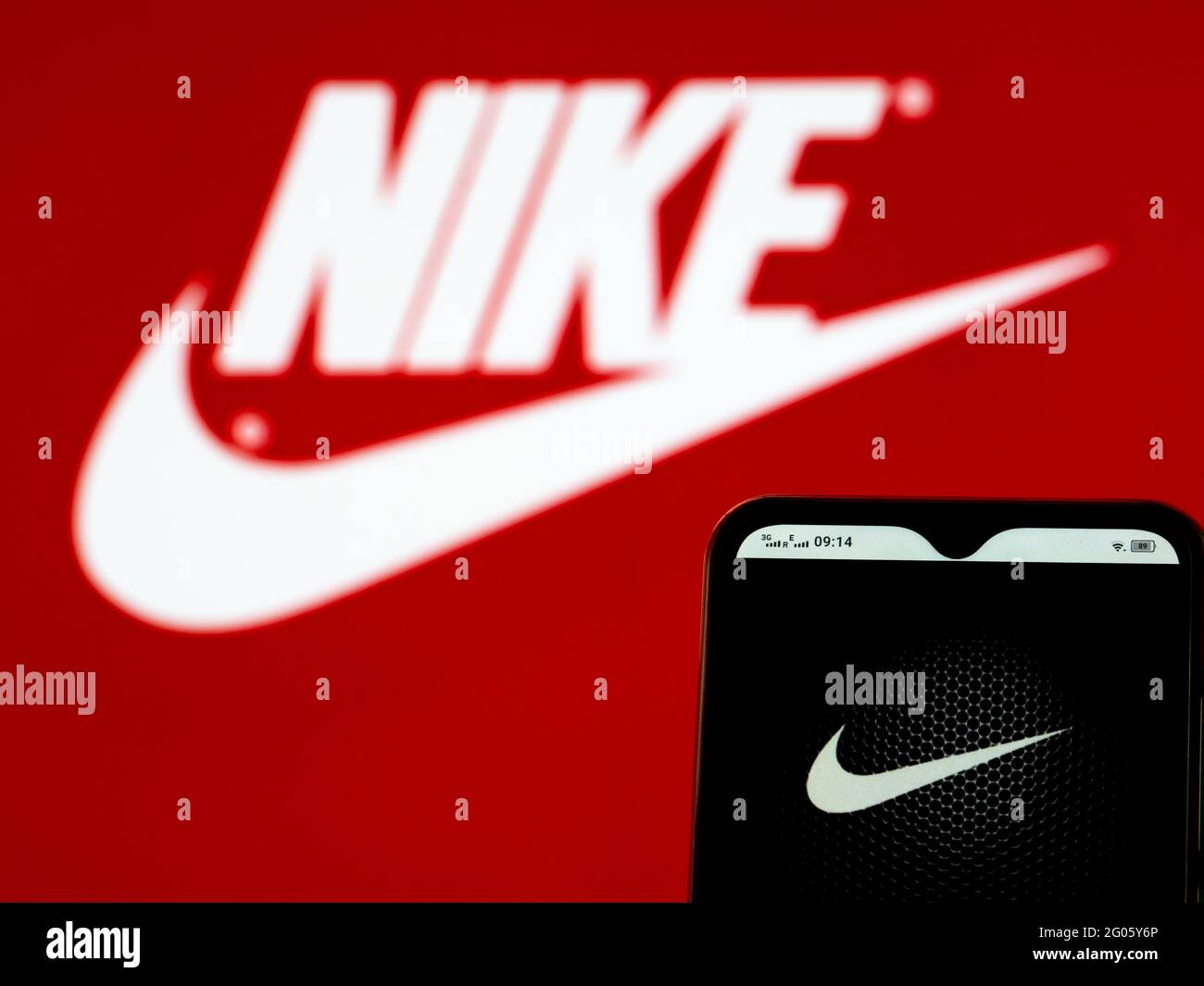 Sur cette photo, le logo Nike, Inc. Apparaît sur un smartphone Banque D'Images
