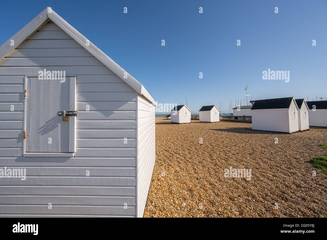 New Beach huttes sur la plage à Walmer Kent. Banque D'Images