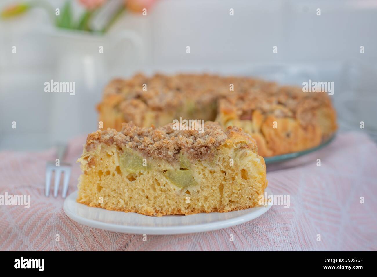 Gateau De Rhubarbe Maison Avec Rhubarbe Fraiche Et Streusel De Cannelle Photo Stock Alamy