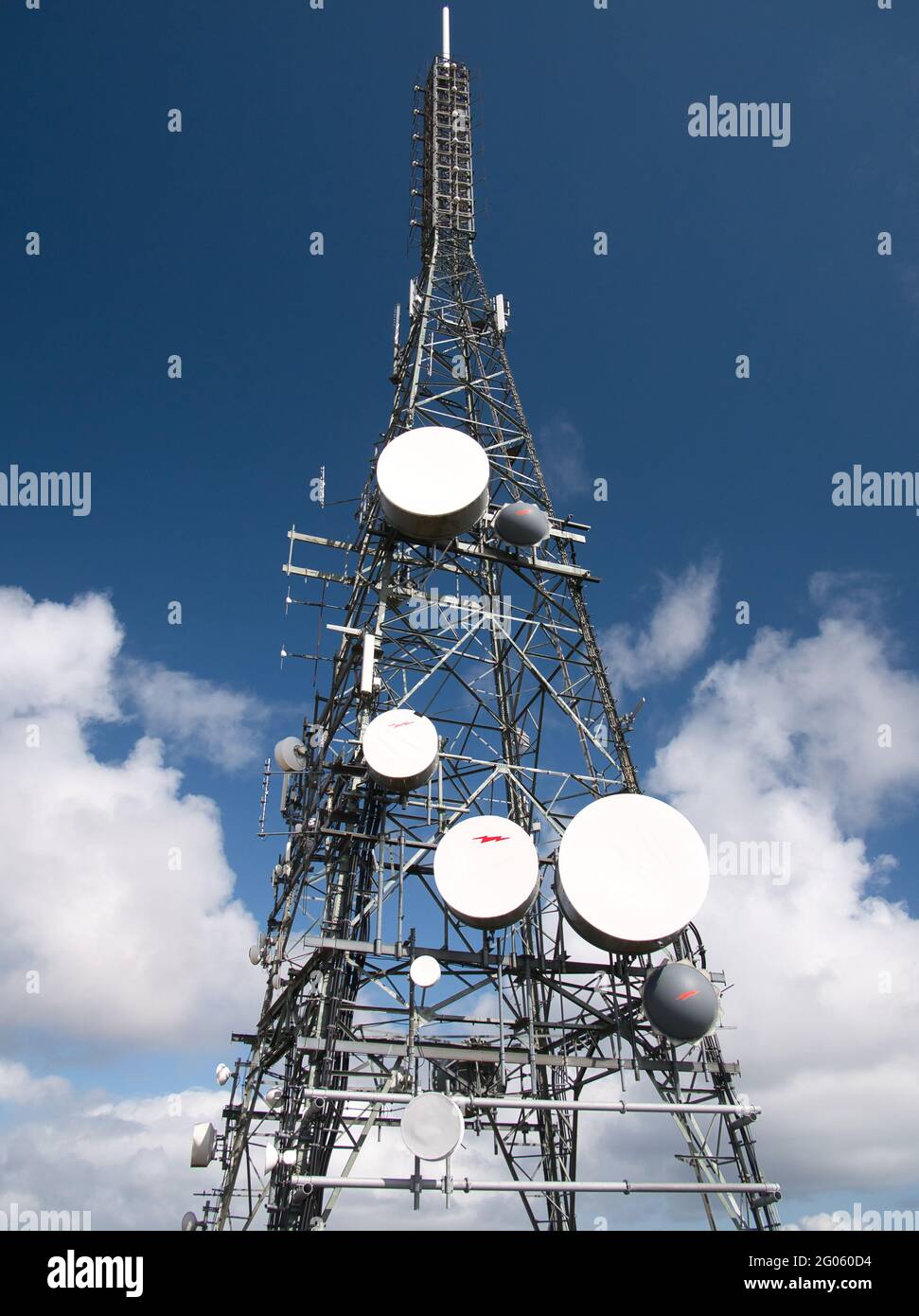 Communications micro-ondes, TV et téléphone mobile sur une tour en treillis d'acier au sommet du quartier de Bressay sur l'île de Bressay, Shetland, Royaume-Uni. Banque D'Images