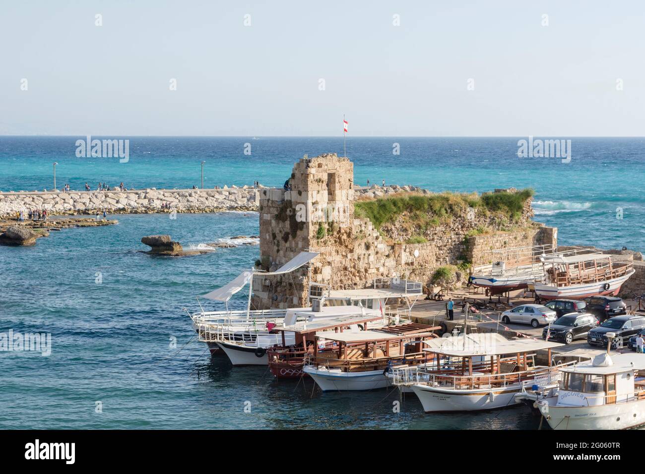 Bateaux à Byblos port avec des ruines en arrière-plan, Jbeil, Liban Banque D'Images