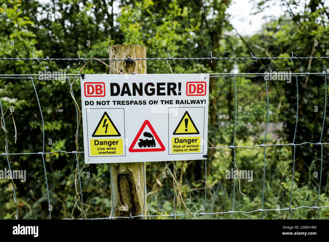 DANGER, panneau d'avertissement, ne pas forcer sur le chemin de fer. Banque D'Images