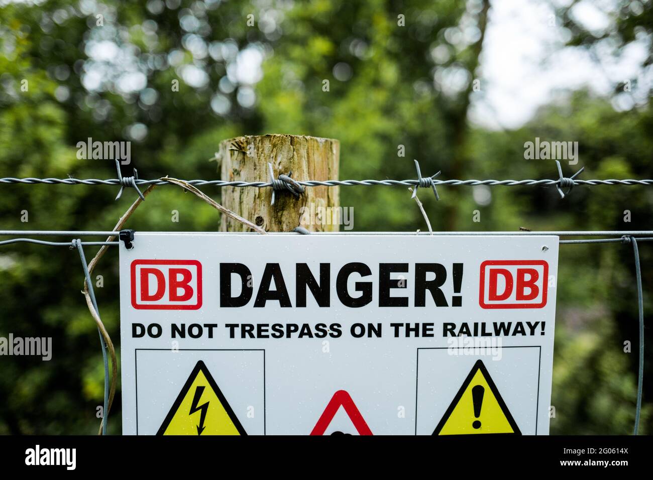 DANGER, panneau d'avertissement, ne pas forcer sur le chemin de fer. Banque D'Images