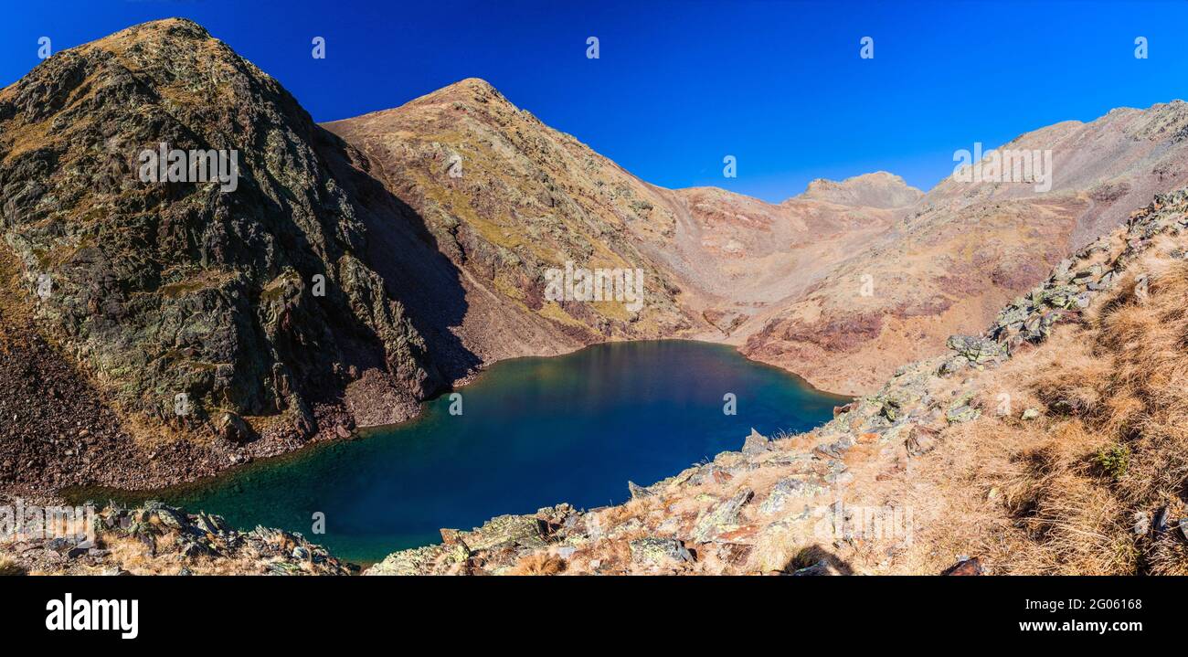 Estany Negre Black Lake dans le parc naturel Comunal de les Parc national Valls del Comapedrosa en Andorre Banque D'Images