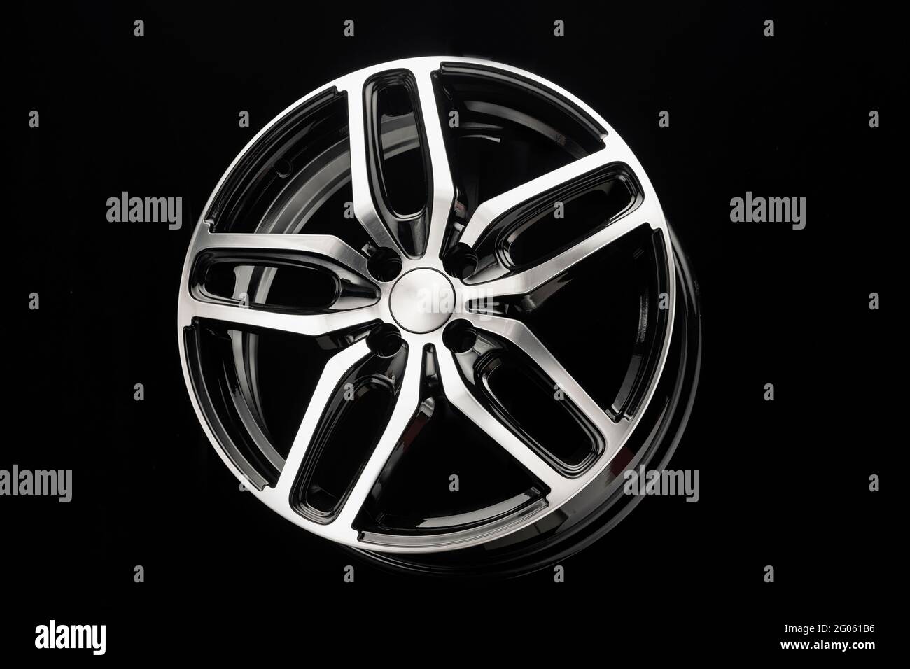 jante en alliage de voiture, légère et sportive pour donner un look sportif à la voiture. Banque D'Images