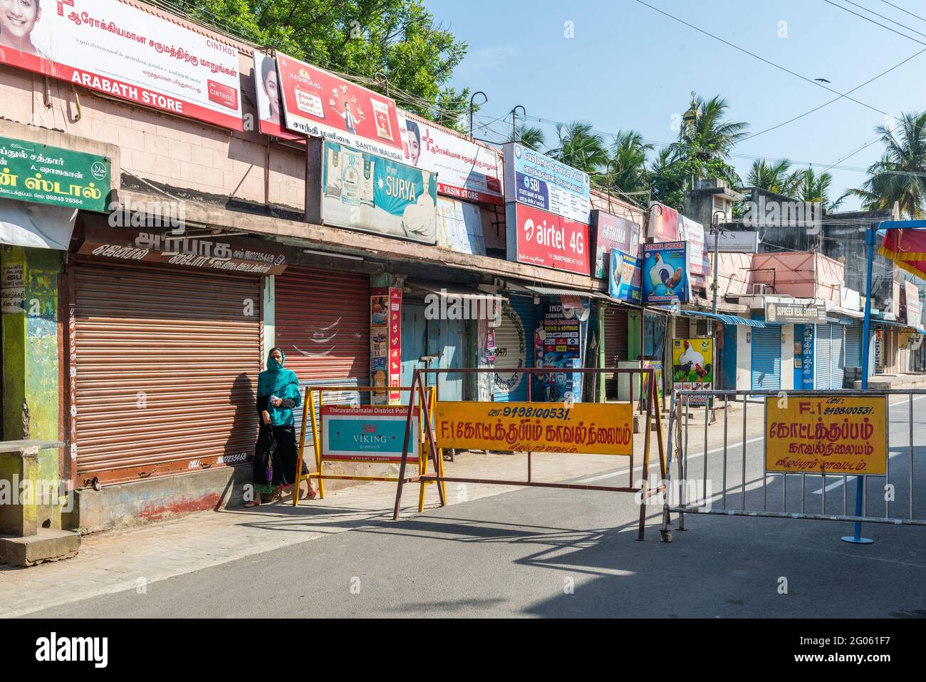 PONDICHÉRY, INDE - juin 2021 : barrière entre Pondichéry et Tamil Nadu pendant le confinement imposé pour réduire la propagation du virus corona Banque D'Images