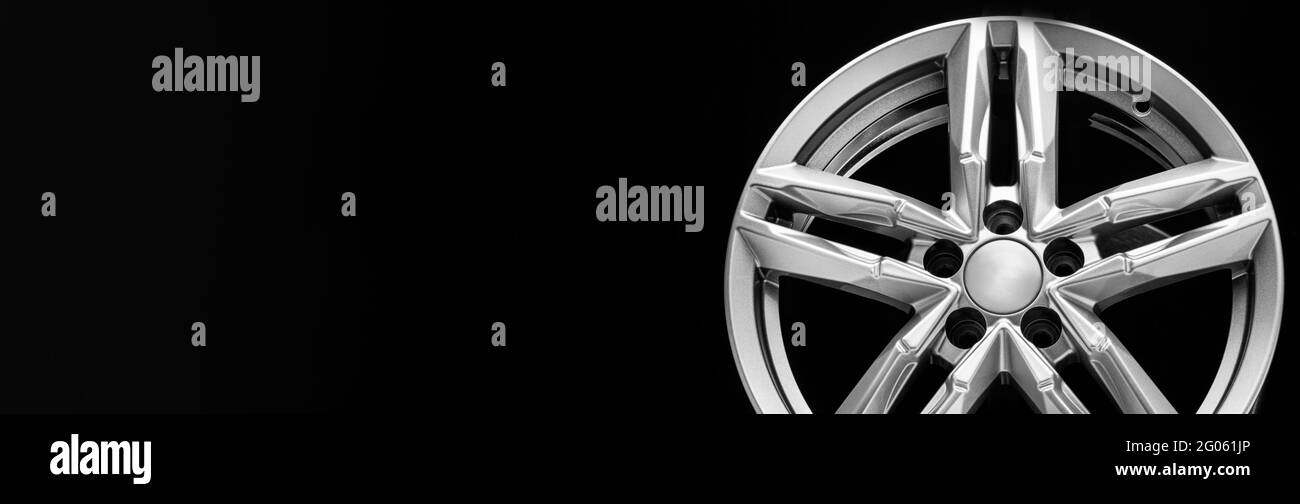 roue en alliage d'argent avec poutres bifurquées sur fond noir, espace de copie, panoramique long, Banque D'Images