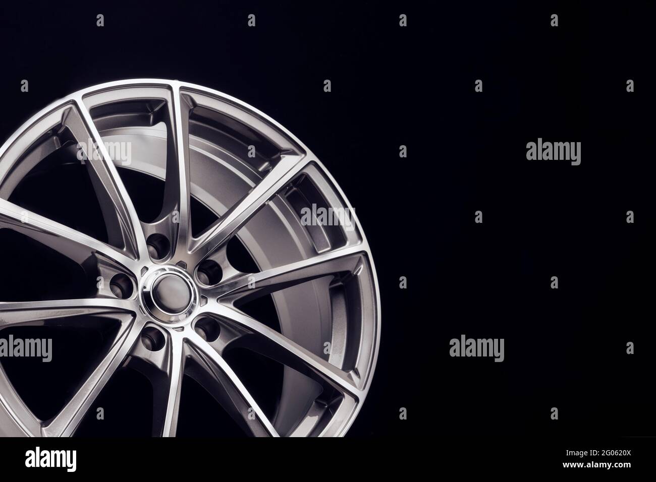 roue en alliage de voiture, roue d'accord de voiture de sport légère et durable, gris métallisé. Banque D'Images