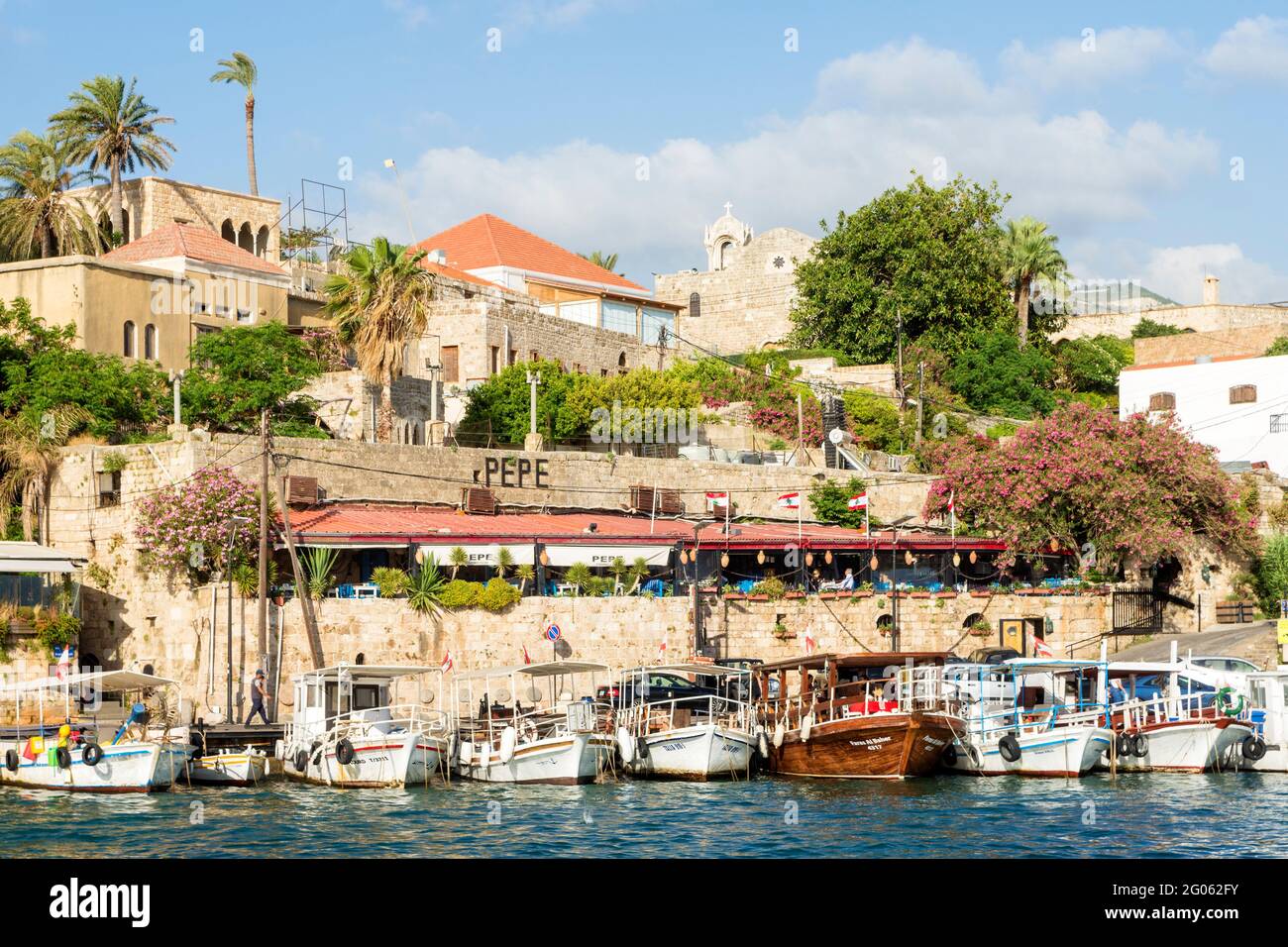 Restaurants et bateaux de pêche au port de Byblos, Jbeil, Liban Banque D'Images