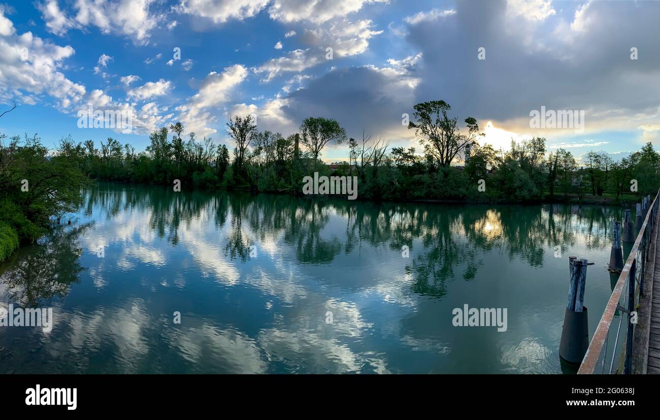 Réflexion de nuages dans la rivière Adda dans le nord de l'italie Banque D'Images