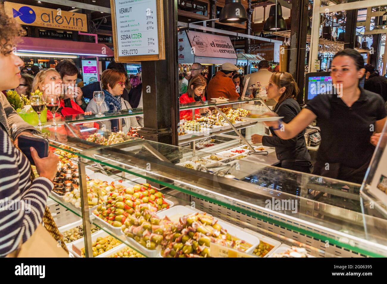 MADRID, ESPAGNE - 21 OCTOBRE 2017: Arrêt alimentaire au marché du Mercado de San Miguel à Madrid. Banque D'Images