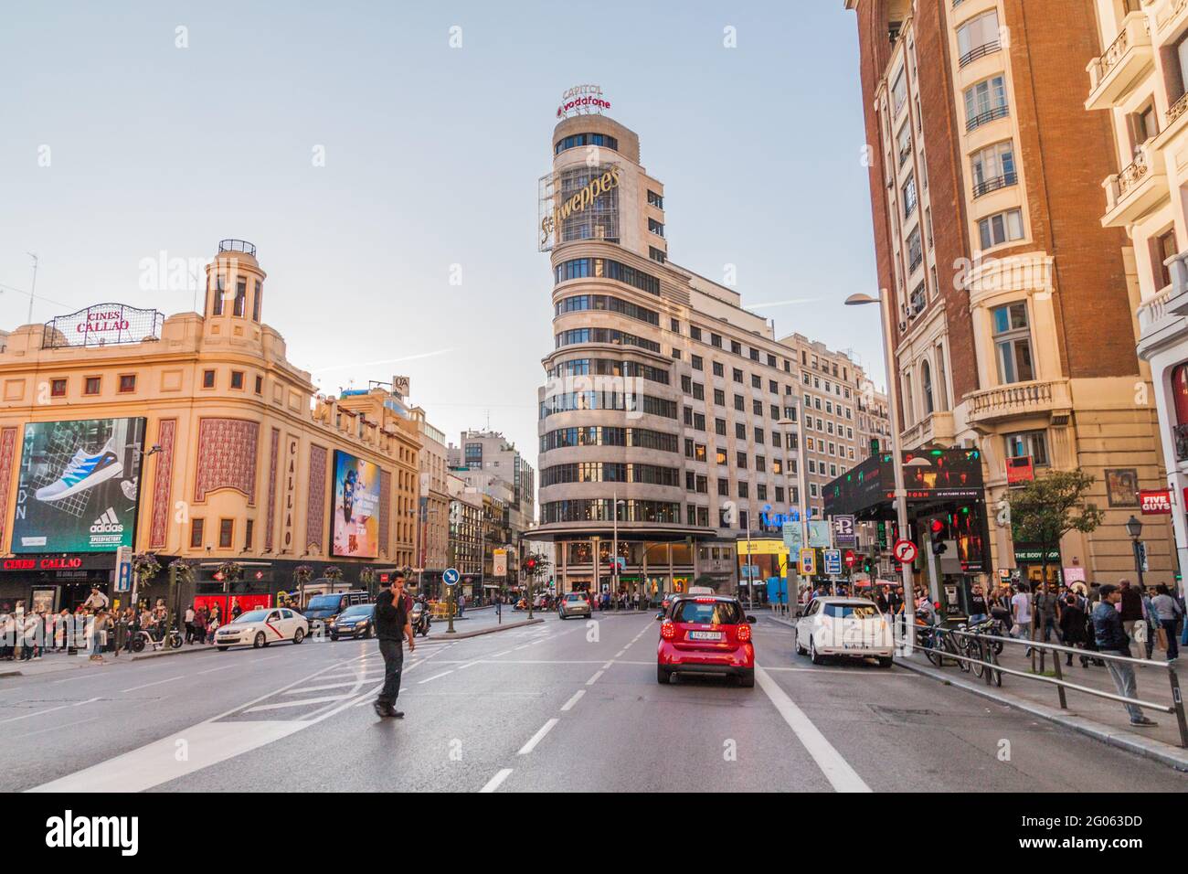 MADRID, ESPAGNE - 21 OCTOBRE 2017 : rue Calle Gran via et immeuble Carrion à Madrid. Banque D'Images