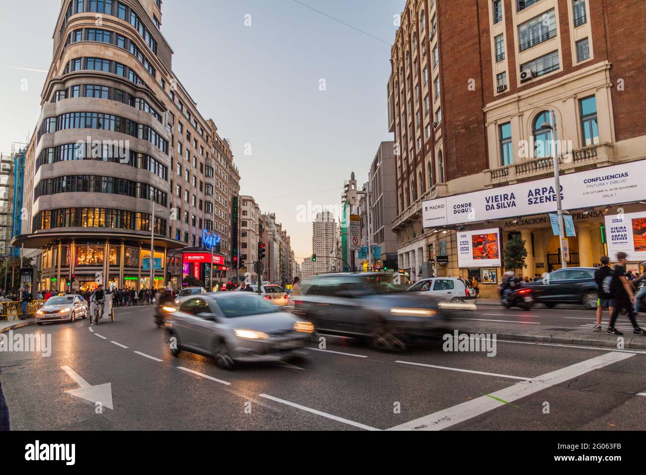 MADRID, ESPAGNE - 21 OCTOBRE 2017 : rue Calle Gran via et immeuble Carrion à Madrid. Banque D'Images