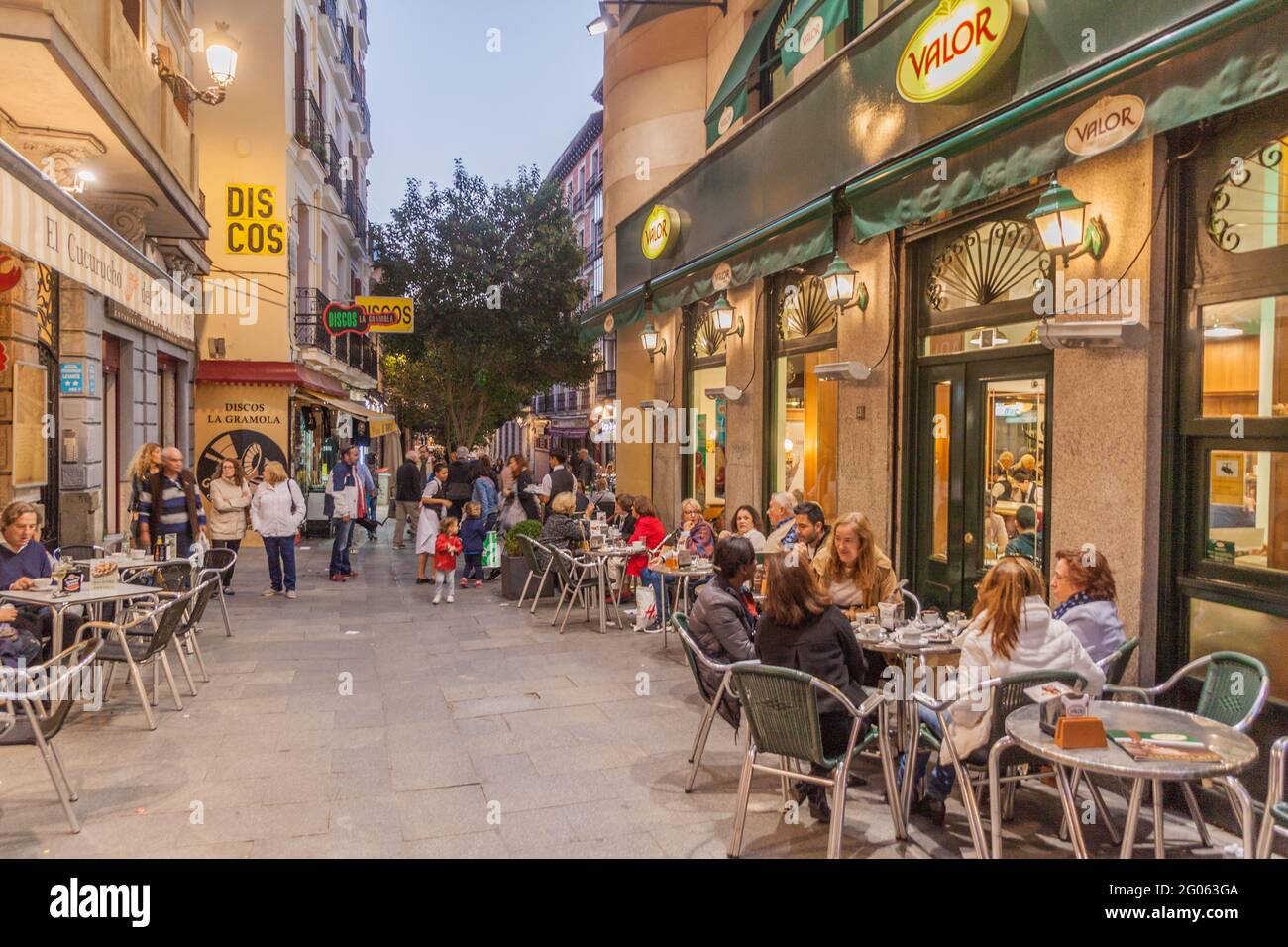 MADRID, ESPAGNE - 21 OCTOBRE 2017 : cafés de rue dans le centre de Madrid. Banque D'Images