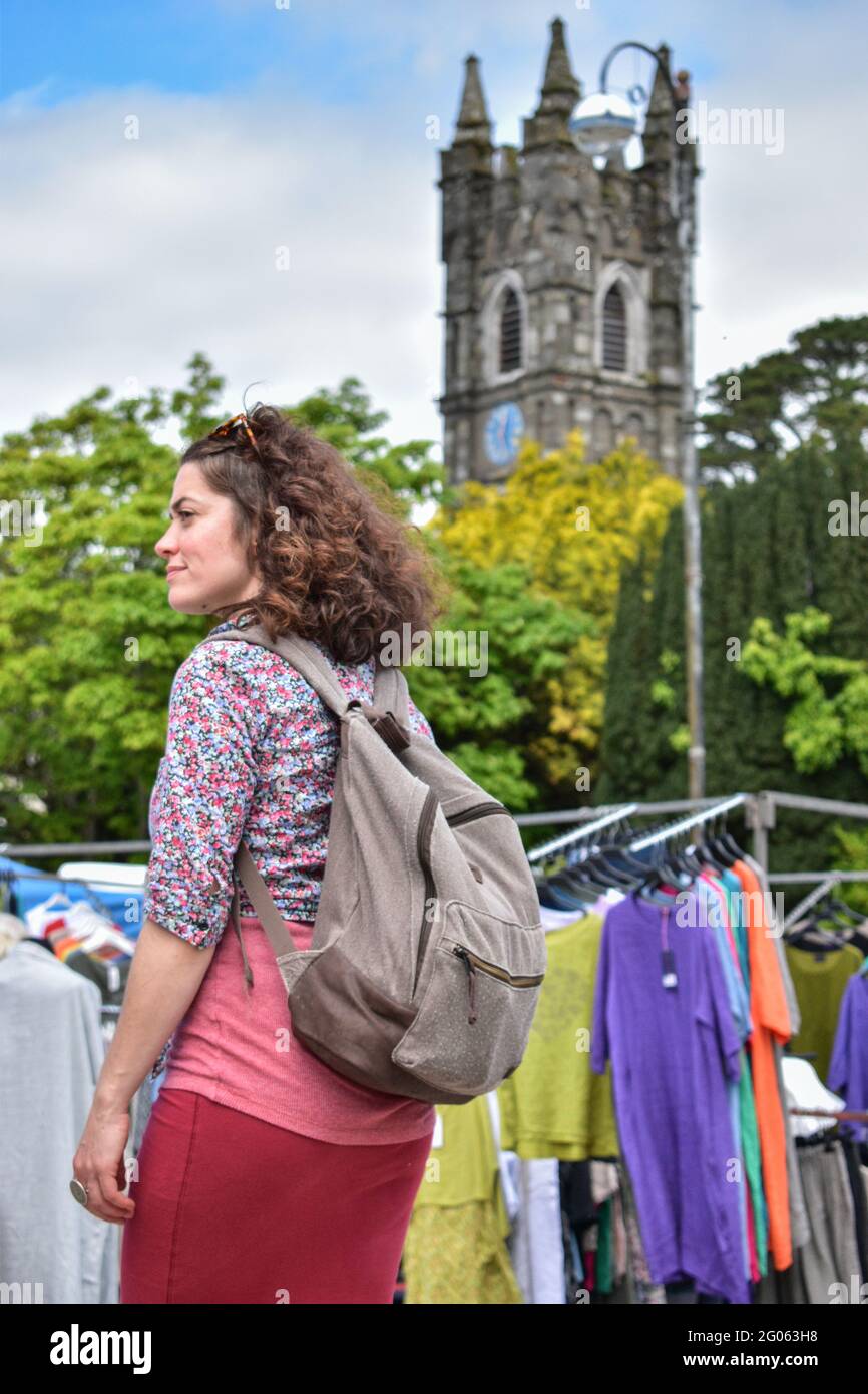Une femme explorant le marché du vendredi à Bantry, Co Cork. Irlande Banque D'Images
