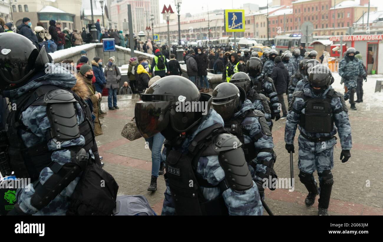 Moscou, Russie - 31 janvier 2021, la police de Riot avec de l'équipement lourd sur la place Komsomolskaya pendant les rassemblements de protestation pour le libre Aleksey Navalny Banque D'Images