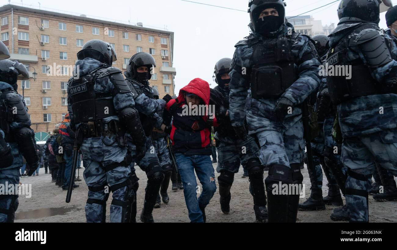 Moscou, Russie - 31 janvier 2021, un manifestant est détenu par la police anti-émeute (OMON) lors d'un rassemblement gratuit pour Alexey Navalny sur la place Komsomoskaya Banque D'Images