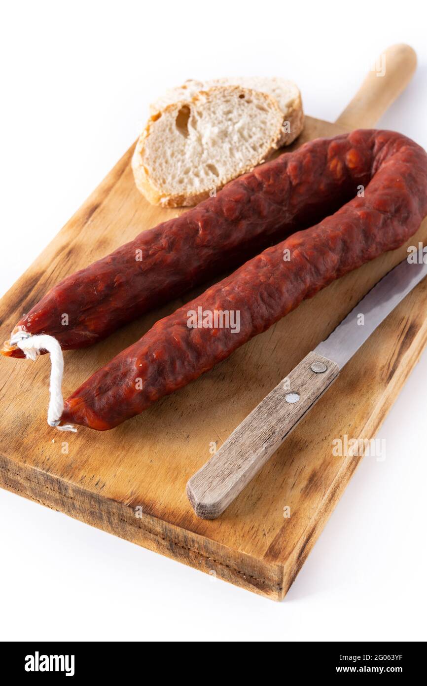 Saucisse chorizo espagnole isolée sur fond blanc Banque D'Images