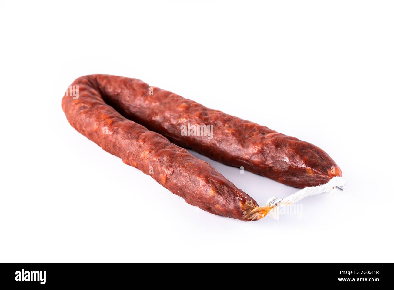 Saucisse chorizo espagnole isolée sur fond blanc Banque D'Images