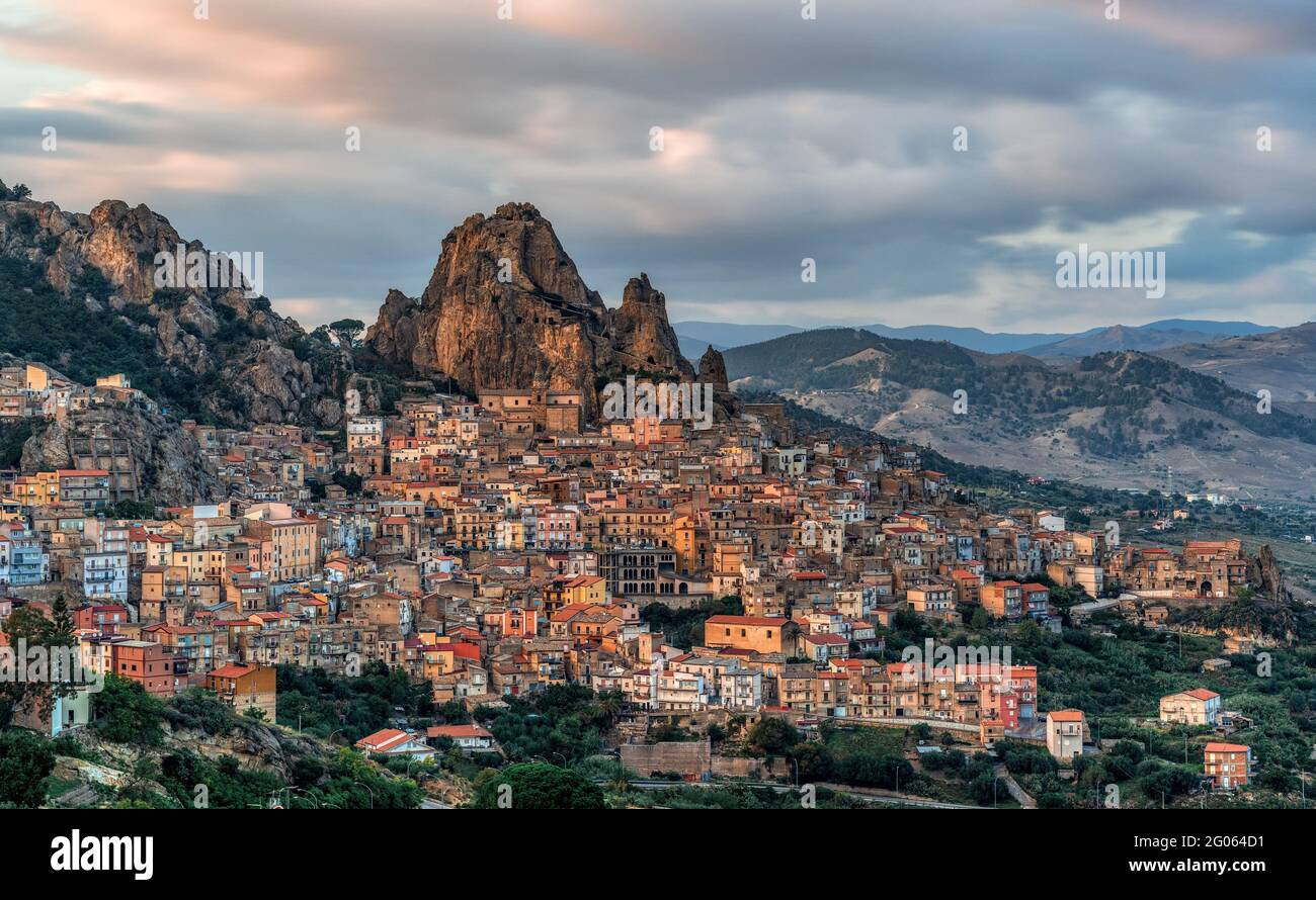 Gagliano Castelferrato paysage urbain au coucher du soleil, UNESCO, site du patrimoine mondial, Enna, Sicile, Italie, Europe Banque D'Images