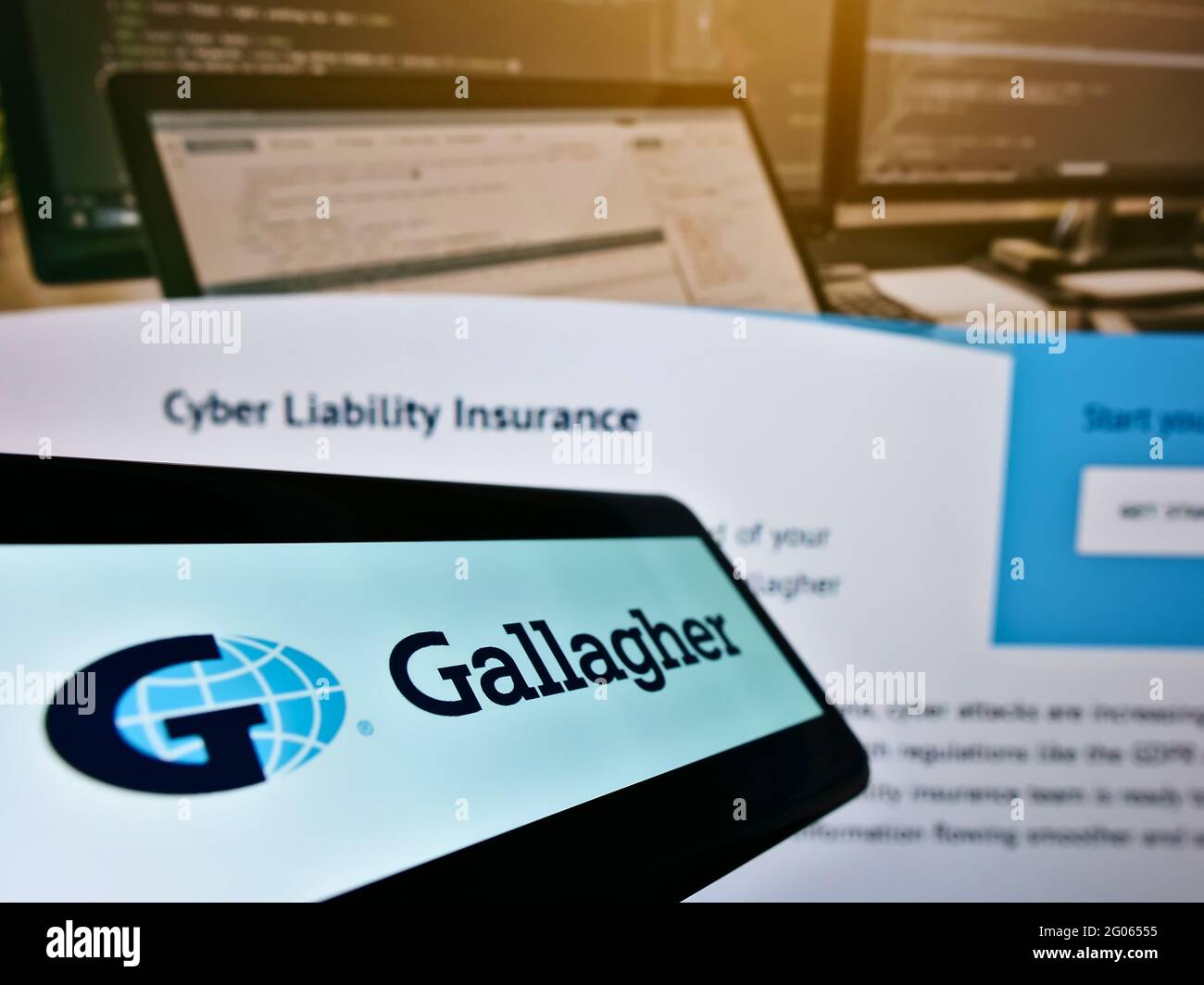 Smartphone avec le logo de la compagnie d'assurance américaine Arthur J. Gallagher Co. Sur l'écran devant le site Web d'affaires. Mise au point au centre-gauche de l'écran du téléphone. Banque D'Images