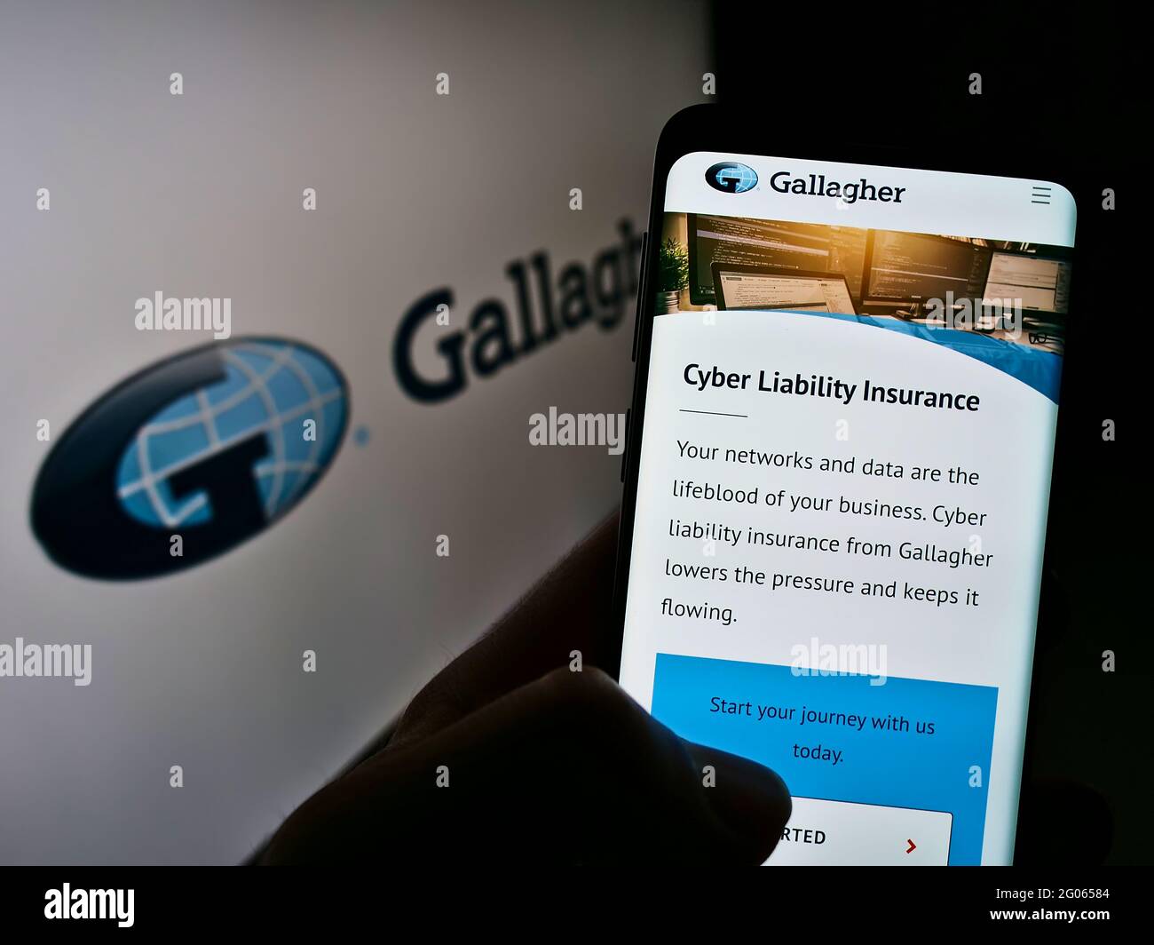 Personne tenant un téléphone portable avec la page Web de la compagnie d'assurance américaine Arthur J. Gallagher Co. Sur l'écran devant le logo. Concentrez-vous sur le centre de l'écran du téléphone. Banque D'Images