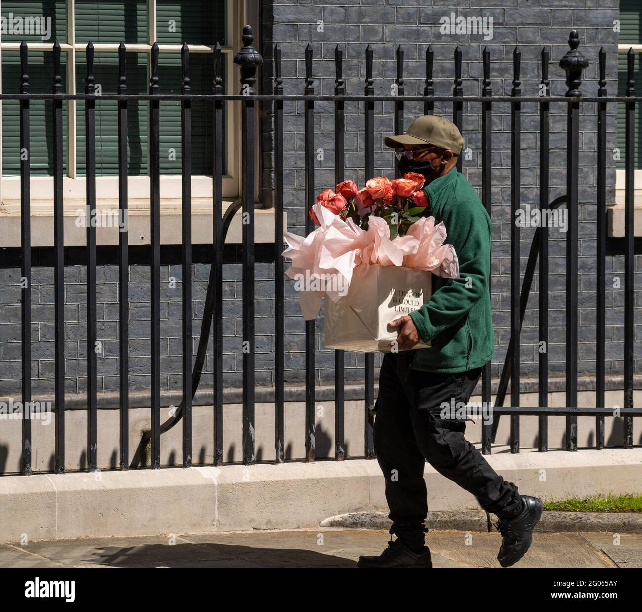 Londres, Royaume-Uni. 1er juin 2021. Les fleurs arrivent au 10 Downing Street après le mariage de Boris Johnson, député Premier ministre crédit: Ian Davidson/Alay Live News Banque D'Images